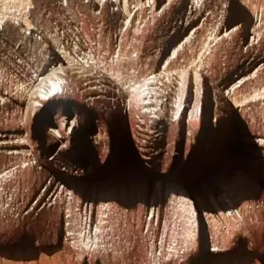 talla de una de las puertas laterales de la parte superior; del mueble Trinchador Belga (el Cazador) 