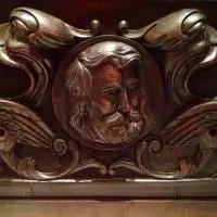 ese alto relieve pertenece a la parte central del mueble espa�ol Mueble Español Librero / Archivero ( Los Conquist