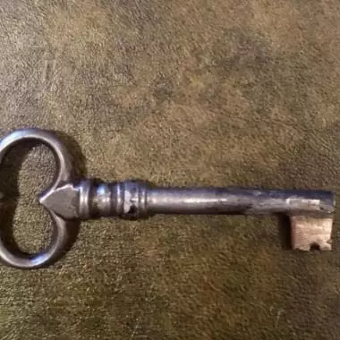 Este mueble posee un juego de 3 llaves ( 1 para su parte superior y las otras 2 para su parte inferior . Mueble Frances Excéntrico (año 1880-1890 ) 