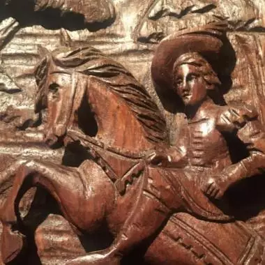 acercamiento de la talla central del trinchador Trinchador Belga (el Cazador) 