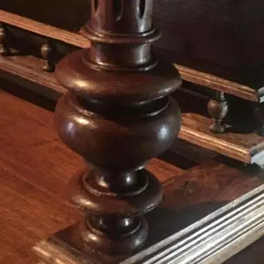 vista de una de las columnas que sostienen el trinchador Trinchador Belga (el Cazador) 