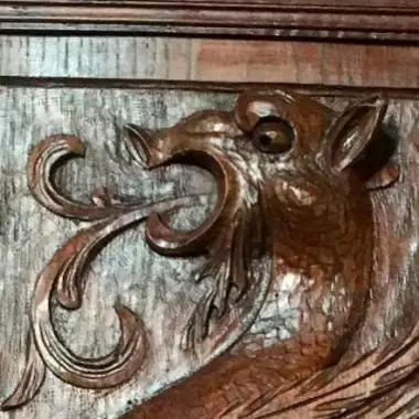 se muestra la parte central del trinchador ( talla del drag�n en alto relieve ) Trinchador Francés (dragon) 1890 Al 1900 