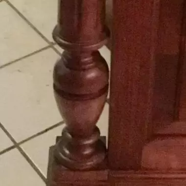 Una de las columnas de la piecera de la cama victoriana CAMA VICTORIANA (1880 Al 1890 )