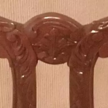 aspecto a detalle de el respaldo del confidente Confidente Ingles 