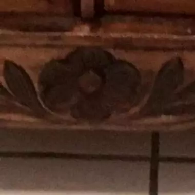 labrado en bajo relieve en su parte inferior. Mueble Frances Excéntrico (año 1880-1890 ) 