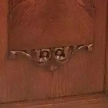 aqui se ve a detalle una de las puertas laterales del mueble Librero / Archivero Art- Nouveau (1890- 1910 )