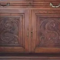 parte inferion del trinchador donde se ve 2 dragones en talla de bajo relieve Trinchador Frances ( Zorra Con Uvas)