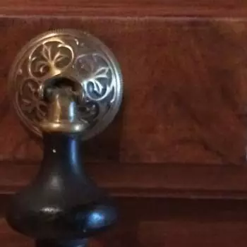 acercamiento de jaladera del tocador victoriano Tocador East- Lacke Victoriano