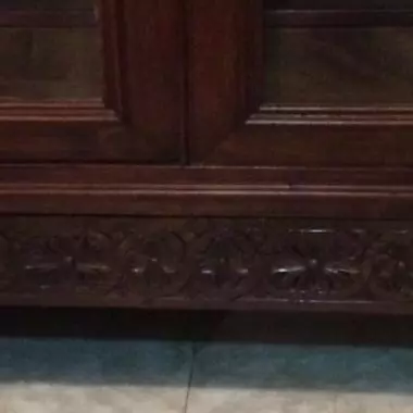 Parte interior donde se observan cajones; y en su parte exterior inferior se observa un caj�n con talla muy fina en roble Librero Breton ( Corona Decorativa)