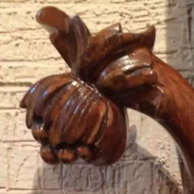 parte superior de la columna donde se observa la fina talla realizada en maple Tocador Francés (art - Nouveau )