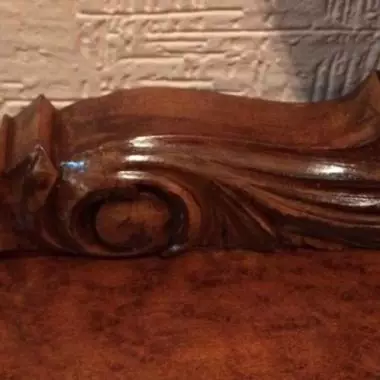 se observa la base de la columna realizada en maple Tocador Francés (art - Nouveau )