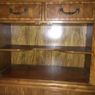 parte del buffetero en su parte inferior donde se observa los compartimentos Bufetero Contemporanio