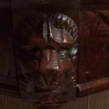 una de las esquinas de la mesa donde se observa la talla del leon (en roble) Mesa Francesa Rectangular (leones) 1870 Al1890