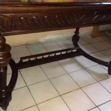 se observa parte longitudinal de la mesa talla en su parte superior y observe en la parte inferiorla serie de balaustradas;que le dan soporte a la mesa Mesa Francesa Rectangular (leones) 1870 Al1890