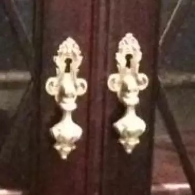 se observa a detalle los tallados laterales art-deco y las puertas principales y sus cajones. Credenza Art- Nouveau (1890 -1910 ) 