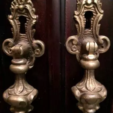 jabladeras de bronce en la parte superior de las puertas Credenza Art- Nouveau (1890 -1910 ) 