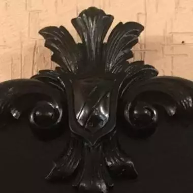 acercamiento de la parte superior del mueble : donde se Observa el emblema caracter�stico de la �poca victoriana Recibidor Ingles 