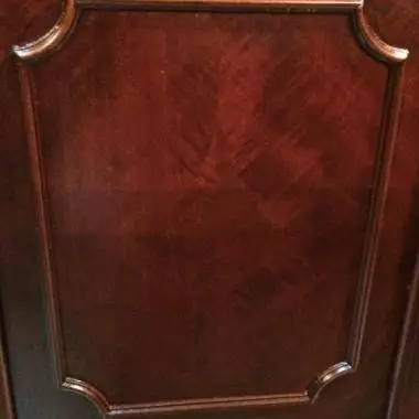 puerta lateral inferior del servidor donde se observa el vetiado Buffetero Inglés (espejo Central ) 