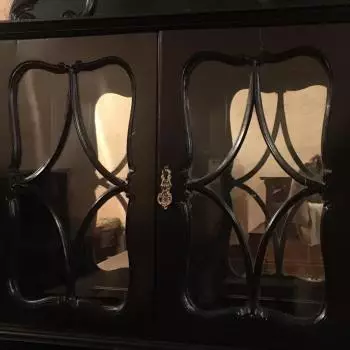 Parte central del mueble donde se alcanza a percibir : mas a detalle tanto sus vidrios como espejos vicelados Recibidor Ingles 