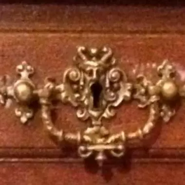 acercamiento del cajon v�ase con atenci�n; los detalles metalicos del cajon Mueble Sacro Francés ( 1870 Al 1890 ) 