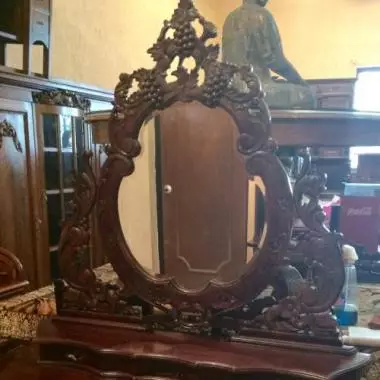 parte superior de tocador donde se observa a detalle la talla fina Tocador Estilo Victoriano ( Racimo De Uvas ) 