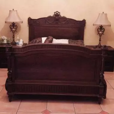 aspecto general de la cama matrimonial; MEDIDAS ; ancho 1;35 cm. y largo 1.90 cm. CAMA VICTORIANA (1880 Al 1890 )