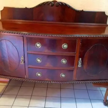 aspecto general del mueble visto frontalmente Credenza /bufetero Chippendale 