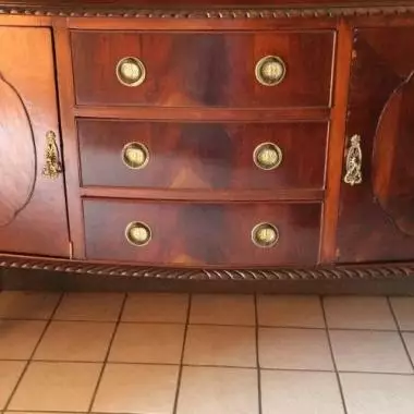parte inferior del mueble donde se ve con claridad los ensambles; en ambos lados y a detalle las vetas de la madera y sus patas del mueble Credenza /bufetero Chippendale 