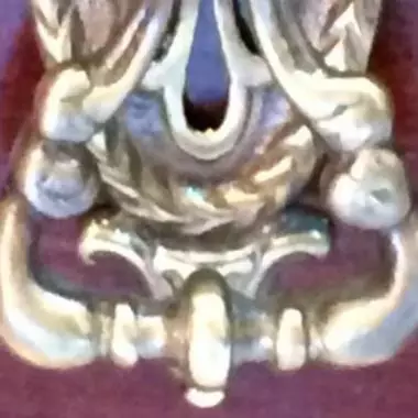 acercamiento de una chapa lateral ; posee su llave original ( de bronce) Credenza /bufetero Chippendale 