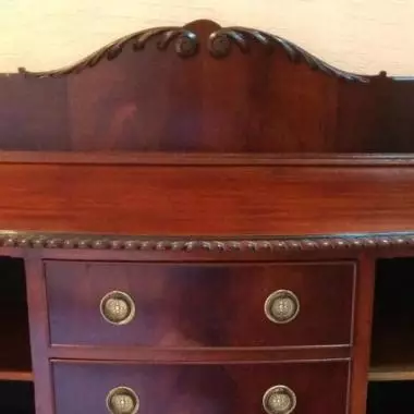 vista general del mueble donde se observa con claridad : los entrepa�os en ambos lados y en su parte central los cajones Credenza /bufetero Chippendale 