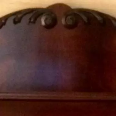 acercamiento al copete del mueble donde se observa mas a detalle la fina rala Credenza /bufetero Chippendale 