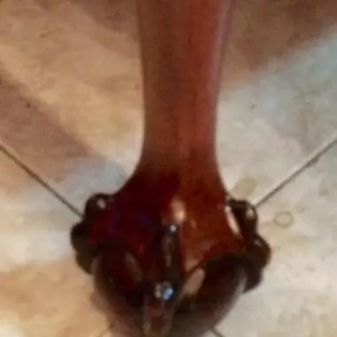 acercamiento de una de las 4 patas del mueble ingles ; con la talla caracter�stica de garra de �guila de los muebles chippendale Credenza /bufetero Chippendale 