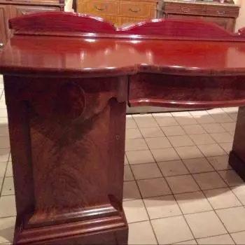 imagen del escritorio ingles con sus puertas cerradas IMG_0585.jpg Bufetero / Escritorio Ingles (1890 1900)