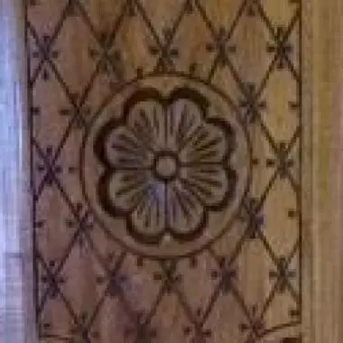 Vista lateral del mueble exc�ntrico : donde se observa la talla todal es su costado en bajo relieve Mueble Frances Excéntrico (año 1880-1890 ) 