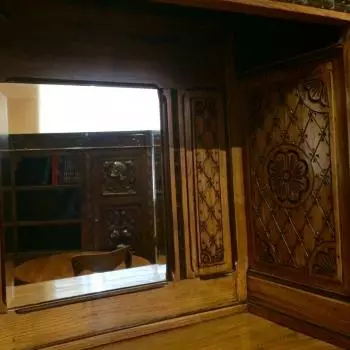 imagen donde se capta la parte central superior del mueble donde tiene un espejo biselado Mueble Frances Excéntrico (año 1880-1890 ) 