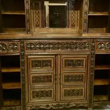 Vista del mueble donde se observan los estantes y las puertas centrales del mismo Mueble Frances Excéntrico (año 1880-1890 ) 