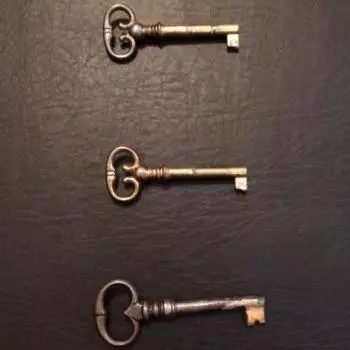 este mueble posee 3 llaves
una para abrir la parte superior , otra para abrir solo la puerta central , y la otra para abrir las partes laterales ( parte inferior ) Mueble Frances Excéntrico (año 1880-1890 ) 