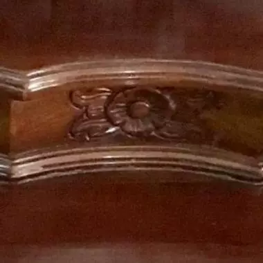 se presenta : En un acercamiento de la meseta del tocador Tocador Estilo Victoriano ( Racimo De Uvas ) 