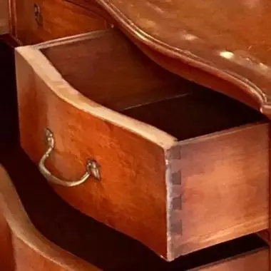 se muestran los cajones abiertos : observe el ensamble ( cola de milano ) Tocador Francés (art - Nouveau )