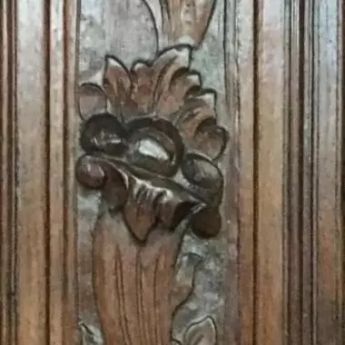 talla de una de las puertas laterales del trinchador Trinchador Frances ( Zorra Con Uvas)