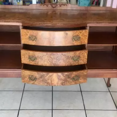 se muestra el mueble : su interior Bufetero De Raiz De Olmo ( 1915-1925 )