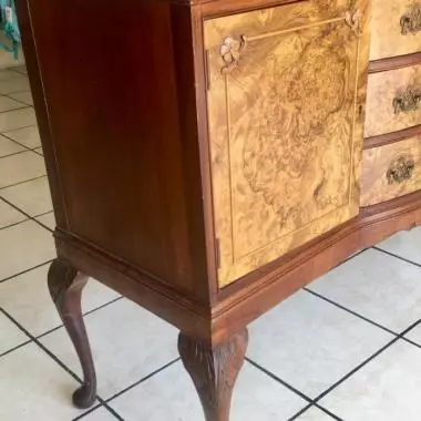 otro angulo lateral del mueble ingles Bufetero De Raiz De Olmo ( 1915-1925 )