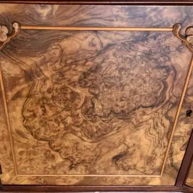 acercamiento de la puerta Bufetero De Raiz De Olmo ( 1915-1925 )