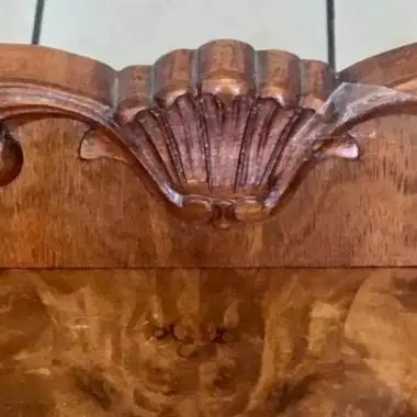 corona del mueble : en su parte superior Bufetero De Raiz De Olmo ( 1915-1925 )