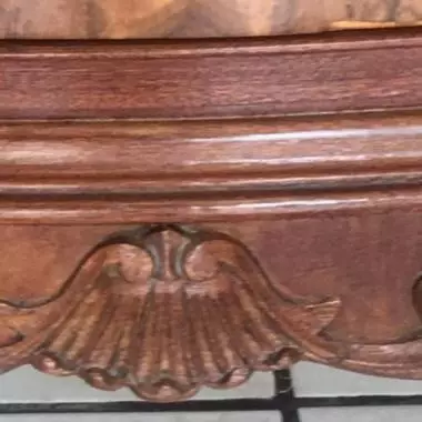 decoraci�n en su parte inferior Bufetero De Raiz De Olmo ( 1915-1925 )