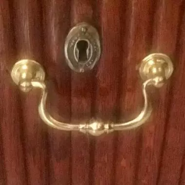 acercamiento de los cajones donde se ve sus errajes Librero / Archivero Art- Nouveau (1890- 1910 )