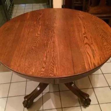 vista desde lo alto tanto su cubierta como su base Mesa Redonda De Roble (patas De Leon )