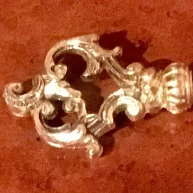 IMG_1235.jpg acercamiento de la llave original del bufetero ingles Bufetero/ Escritorio Ingles (1890 1900) 