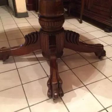 acercamiento de la base de la mesa donde se observa co detalle el labrado de sus patas Mesa Redonda De Roble (patas De Leon )