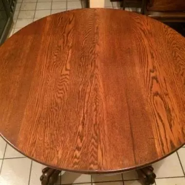 acercamiento de la cubierta de la mesa donde se ve con claridad las betas de la madera de roble Mesa Redonda De Roble (patas De Leon )